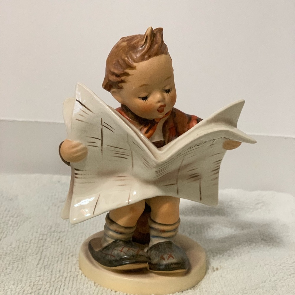Hummel #184  Boy Reading Das Allerneueste